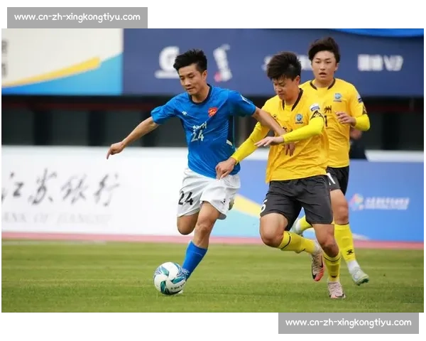 扔掉小马扎！跨省球迷夜奔 300 公里 “潜入” 苏超现场