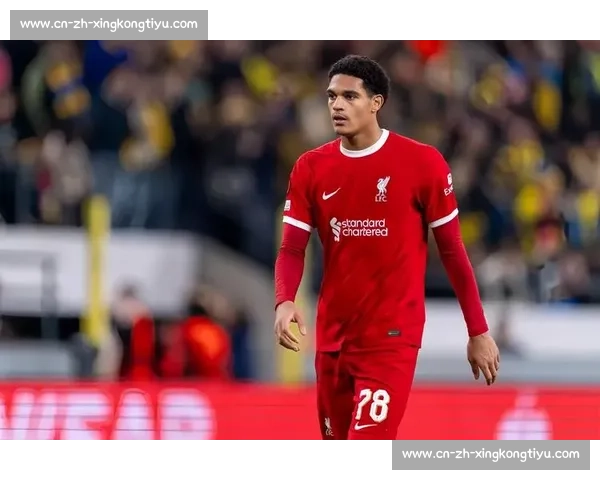 宽萨捧起欧青赛冠军奖杯！红军生涯完美谢幕